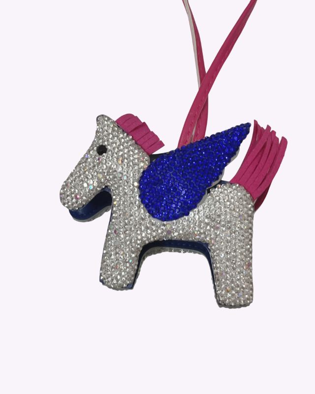 Élan Crystal Charm